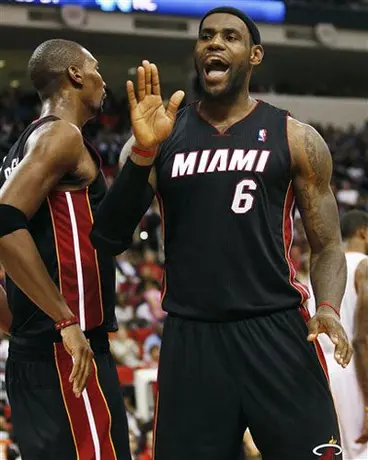 Miami inicia la defensa del título ante Boston