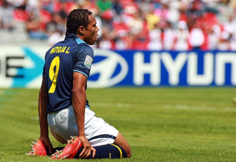 El ecuatoriano Luis Batioja cae rendido al césped en la goleada 6-1 de la Alemania Sub-17. FOTO: EFE