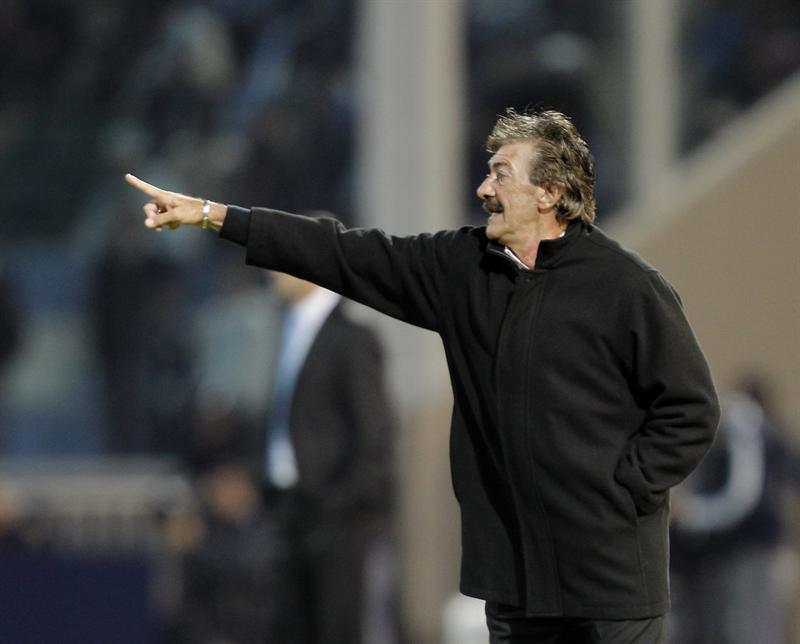 La Volpe da instrucciones a Costa Rica desde el banquillo. FOTO: EFE