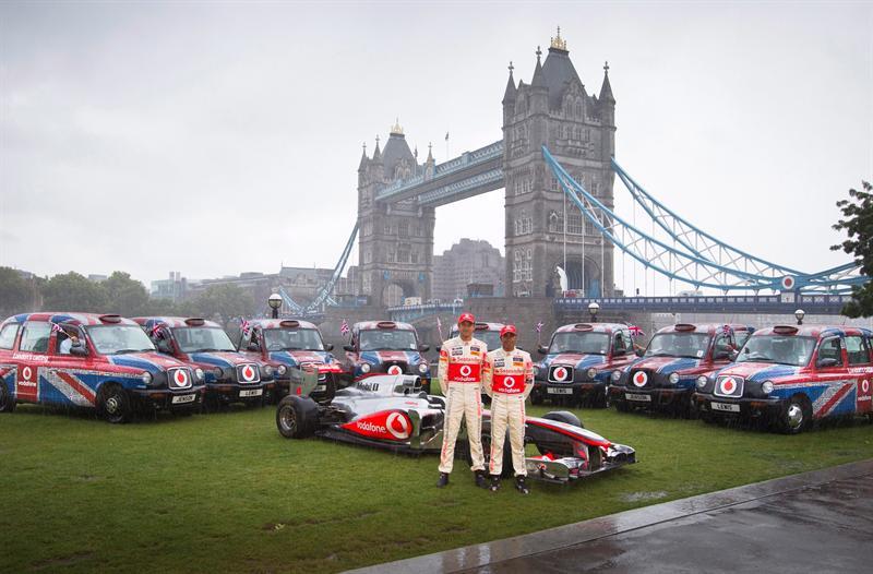 Lewis Hamilton y Jenson Button de McLaren en una sesión de fotos en el Tower Bridge. FOTO: EFE