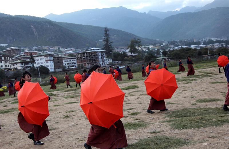 Niños de Bután ensayan previo a la boda del rey Jigme Khesar Namgyel Wangchuck. FOTO: EFE