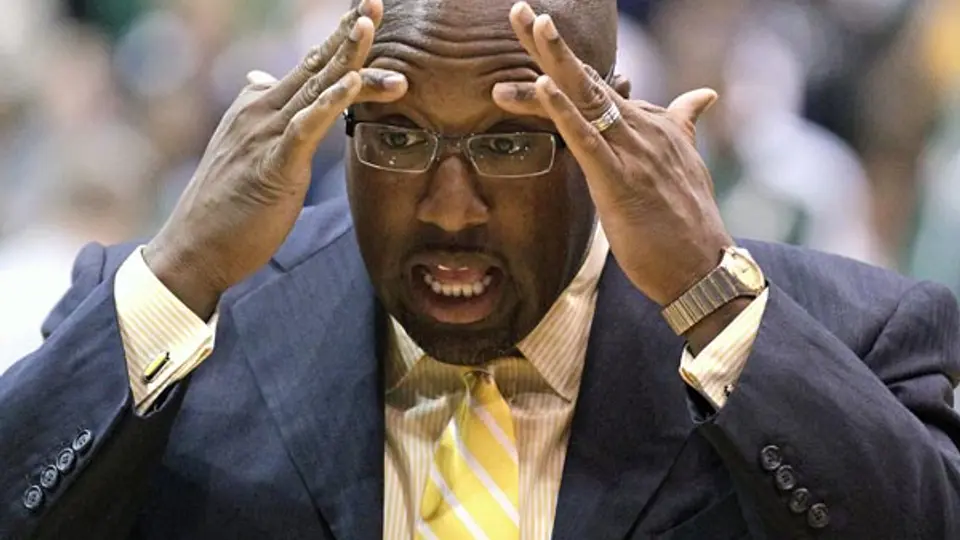 Lakers despide a su entrenador Mike Brown