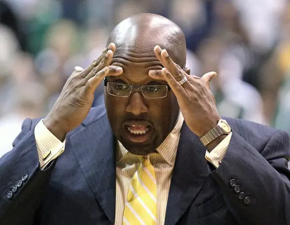 Lakers despide a su entrenador Mike Brown
