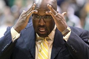 Lakers despide a su entrenador Mike Brown