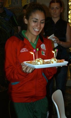 Paola Espinosa celebra medalla y cumpleaños en Londres