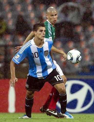 Lamela le gana la posición del balón a Jorge Enríquez (FOTO: MEXSPORT)