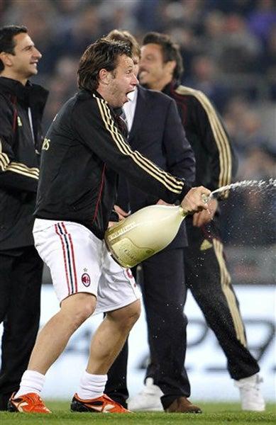 Antonio Cassano festeja la obtención del título (FOTO: AP)