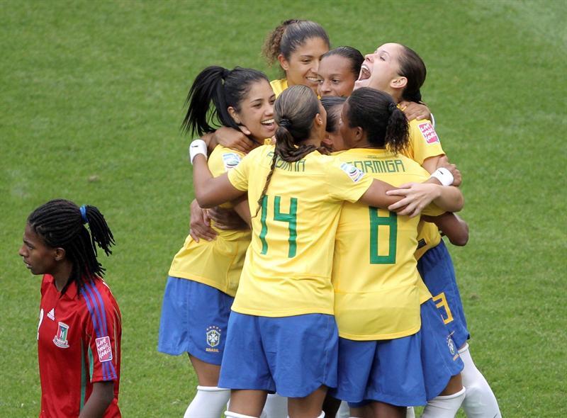 Las brasileñas celebraron tras imponerse a Guinea Ecuatorial en Fráncfort. FOTO: EFE