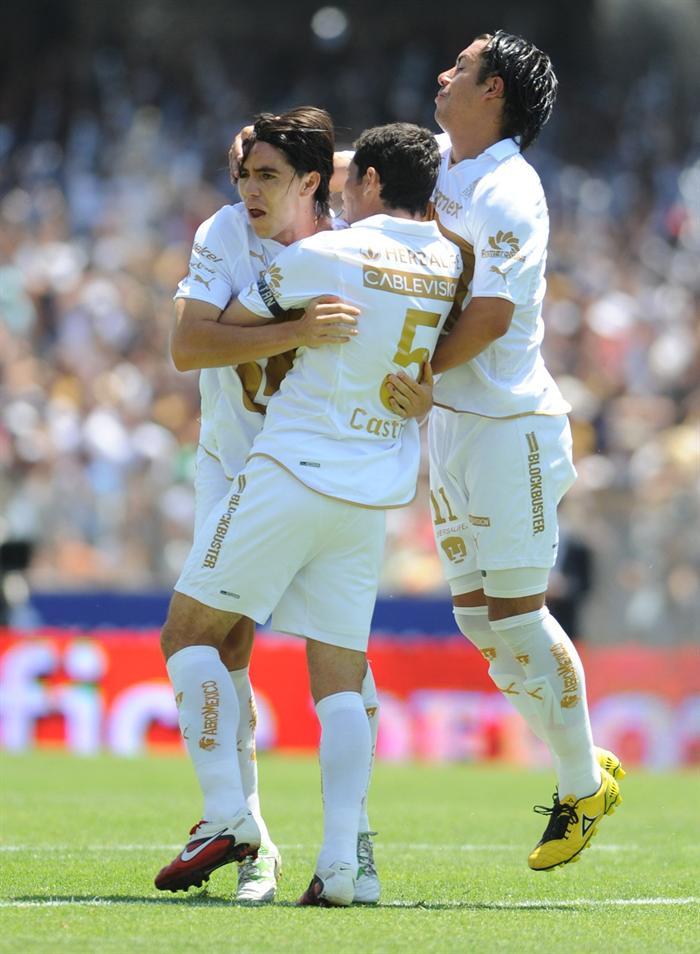 Efraín Velande marca el gol a favor de Pumas al minuto 6 (FOTO: EFE)