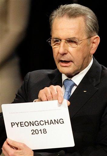 Jacques Rogge, presidente del COI anunció a Pyeongchang como la ciudad que albergará los Juegos Olímpicos de Invierno 2018. AP