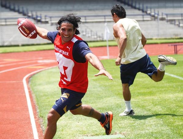 Martín Bravo se divirtió en la convivencia con el equipo de Americano de la UNAM | DANIEL GÁMEZ