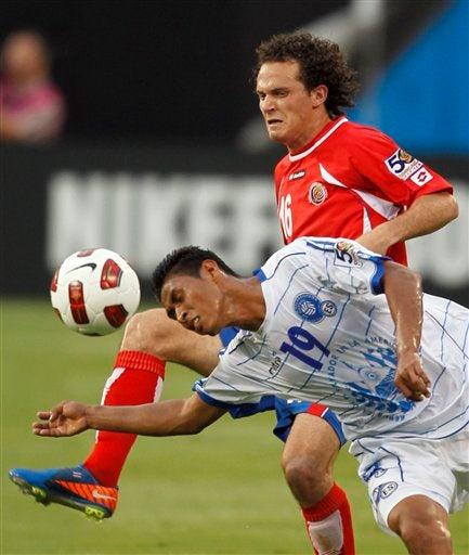 Costa Rica y El Salvador empatan 1-1. FOTO: AP