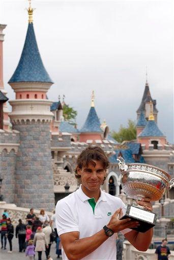El número uno del mundo posó frente al castillo de Disneyland Paris. FOTO: AP