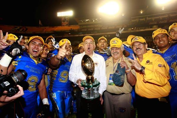 El Rector festejó con los jugadores el Bicampeonato universitario. | JOEL BRAVO