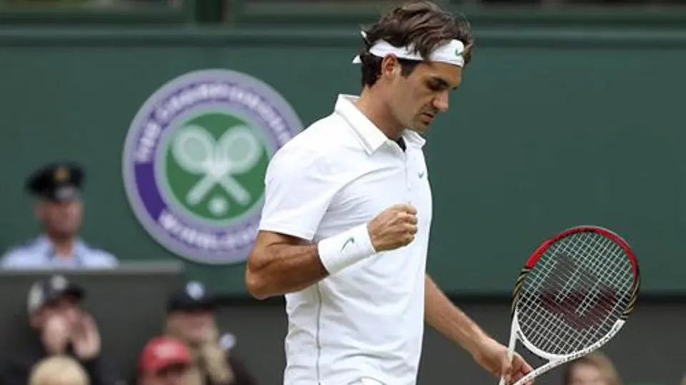 Federer se lesiona y después derrota a Malisse