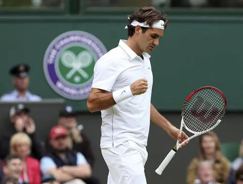 Federer se lesiona y después derrota a Malisse