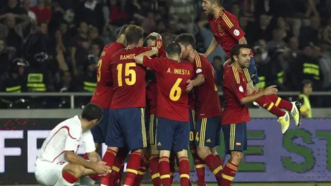 España apenas gana por la mínima en su debut en eliminatorias