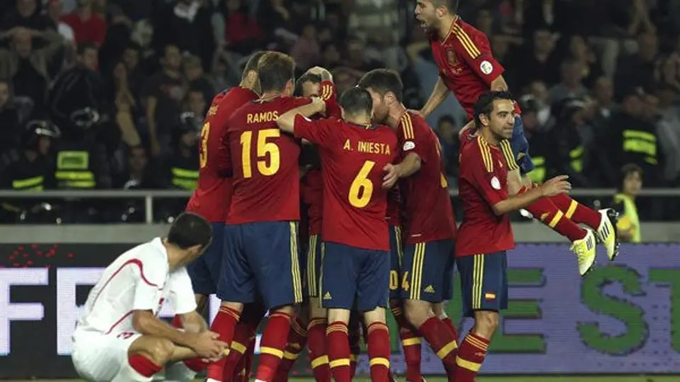 España apenas gana por la mínima en su debut en eliminatorias