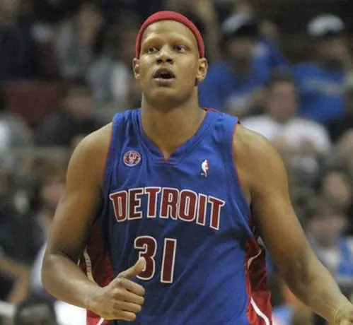 NBA reduce castigo a Villanueva