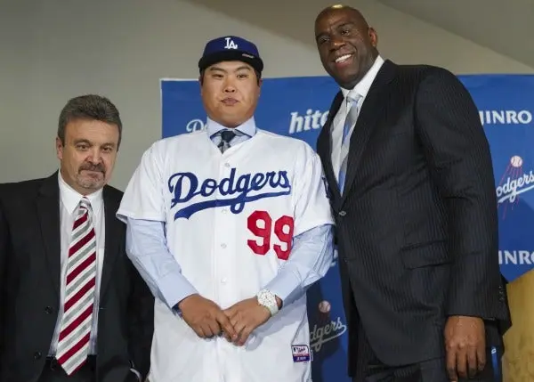 Dodgers presentan al pitcher Ryu Hyun-jin