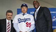 Dodgers presentan al pitcher Ryu Hyun-jin