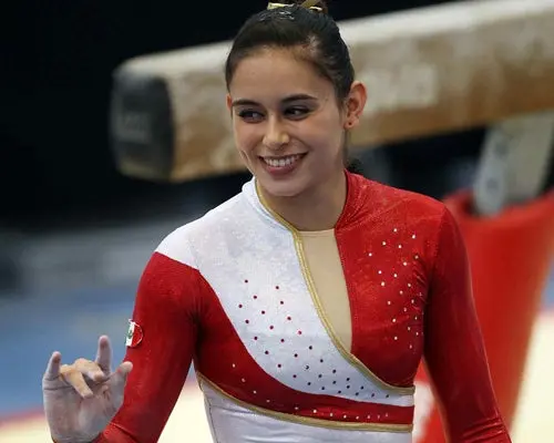 Brilla por México la gimnasta regia, Elsa García