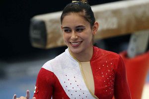 Brilla por México la gimnasta regia, Elsa García