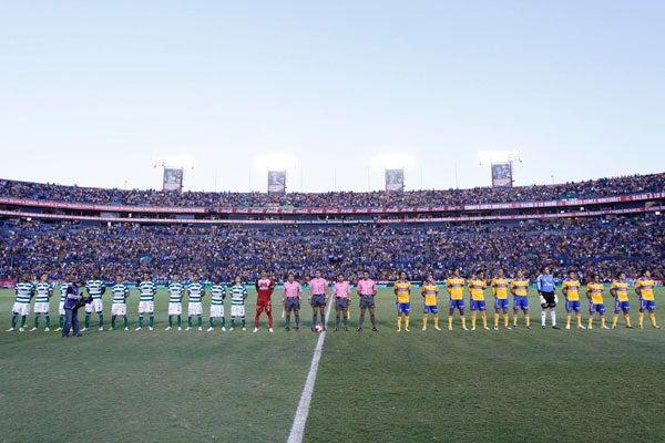 Los dos equipos se presentaron ante un estadio abarrotado. FOTO: ISRAEL MARTÍNEZ