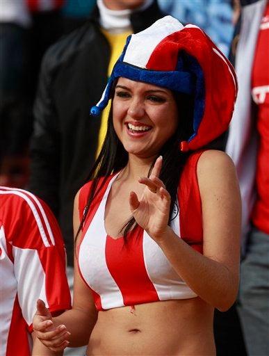 La pasión que desbordaron estas mujeres emulaba lo hecho por Riquelme en Sudáfrica 2010. FOTO: AP