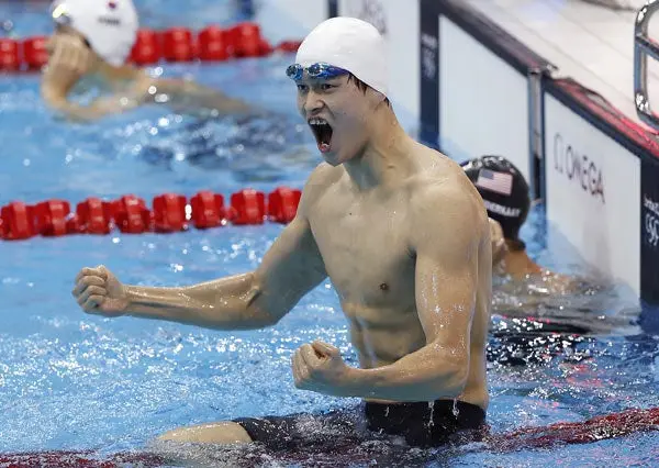 Sun Yang impone récord olímpico en 400m libre