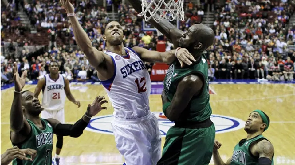 76ers vencen a Boston en tiempo extra