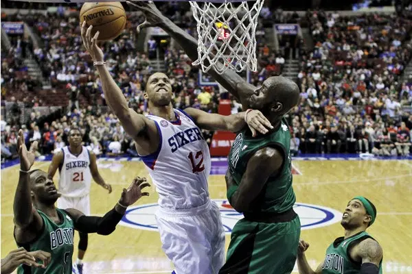 76ers vencen a Boston en tiempo extra