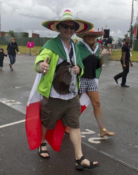 Las banderas de México no faltaron en el partido | CÉSAR VICUÑA