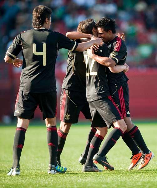 Sus compañeros se acercaron a celebrar. FOTO: CÉSAR VICUÑA
