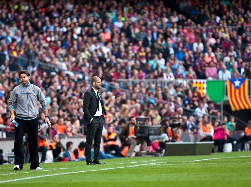 Guardiola observa las acciones desde el banquillo (FOTO: EFE)