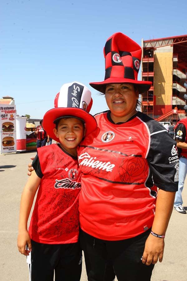 Los niños asisten al estadio. FOTO: ESTEBAN LÓPEZ