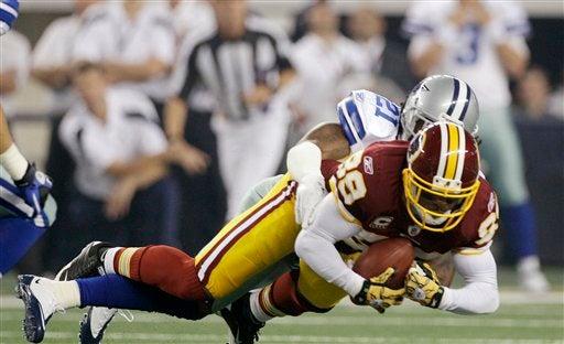 Mike Jenkins taclea a  Santana Moss. FOTO: AP