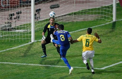 Marcelo Elizaga intenta interceptar la jugada de Andre Santos. FOTO: AP