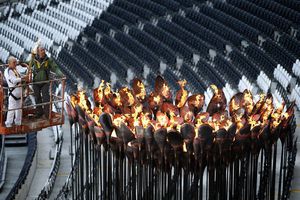 El Pebetero Olímpico vuelve a arder en su nuevo sitio