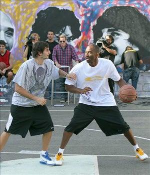 Kobe Bryant y Pau Gasol disputan duelo callejero