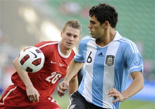 Federico Fazio de Argentina va por el balón. FOTO: AP