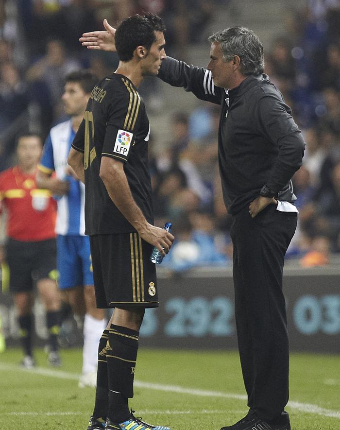 Mourinho da instrucciones a Arbeloa. FOTO: EFE