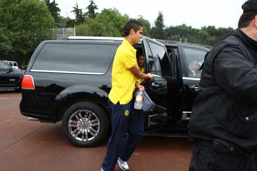 Llegada de América en camionetas blindadas (FOTO: ESTEBAN LÓPEZ)
