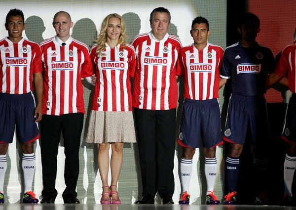 Vergara y su esposa también se vistieron rojiblanco para la presentación. FOTO: YOLANDA ESCOBAR