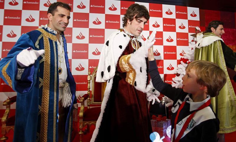 Fernando Alonso pasó un rato agradable con pilotos de Ferrari. FOTO: EFE