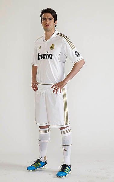 Kaká mostró el uniforme con líneas doradas, que también destacan en los detalles de las calcetas. FOTO: CORTESÍA