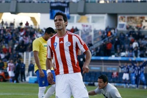 Roque Santa Cruz al marcar el gol del empate (1-1) le dio 'vida' a la selección guaraní.  FOTO: MEXSPORT