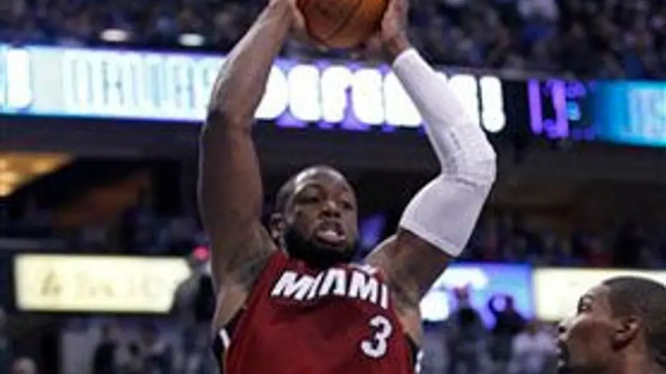 Miami toma revancha y vence 105-94 a Mavericks
