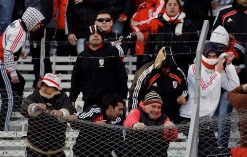 Los seguidores en el estadio intentaron ingresar a la cancha al consumarse el descenso (FOTO: AP)