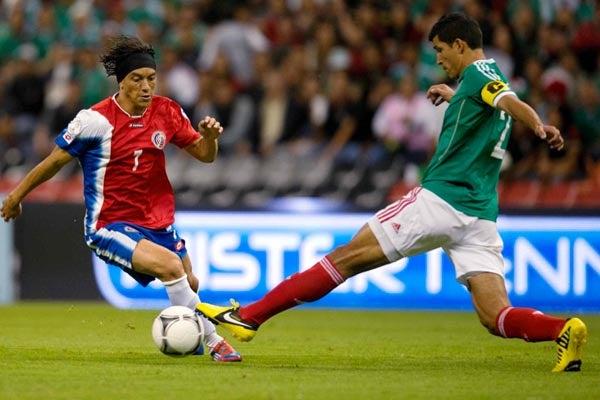 El capitán Maza Rodríguez peleando un balón | MEXSPORT